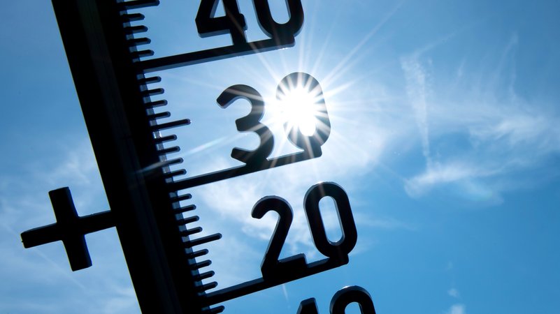Ein Thermometer wird gegen die Sonne gehalten. | Bild: dpa-Bildfunk/Sven Hoppe Ein Thermometer wird gegen die Sonne gehalten.