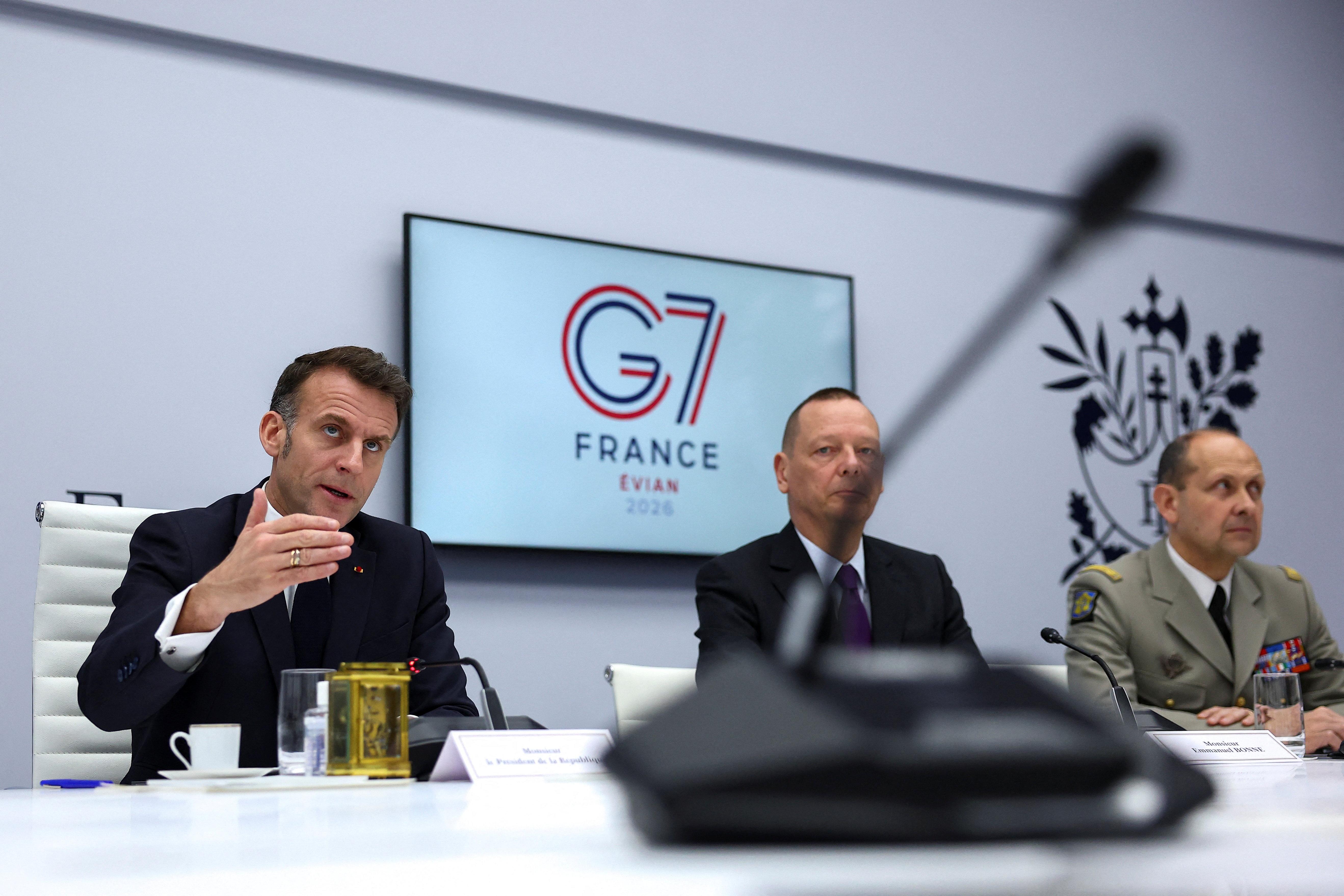 Trotz der stark gestiegenen Energiepreise haben die G7-Staaten eine Lockerung der Sanktionen gegen Russland wegen dessen Angriffskrieges in der Ukraine ausgeschlossen. Das teilte Frankreichs Präsident Macron mit.