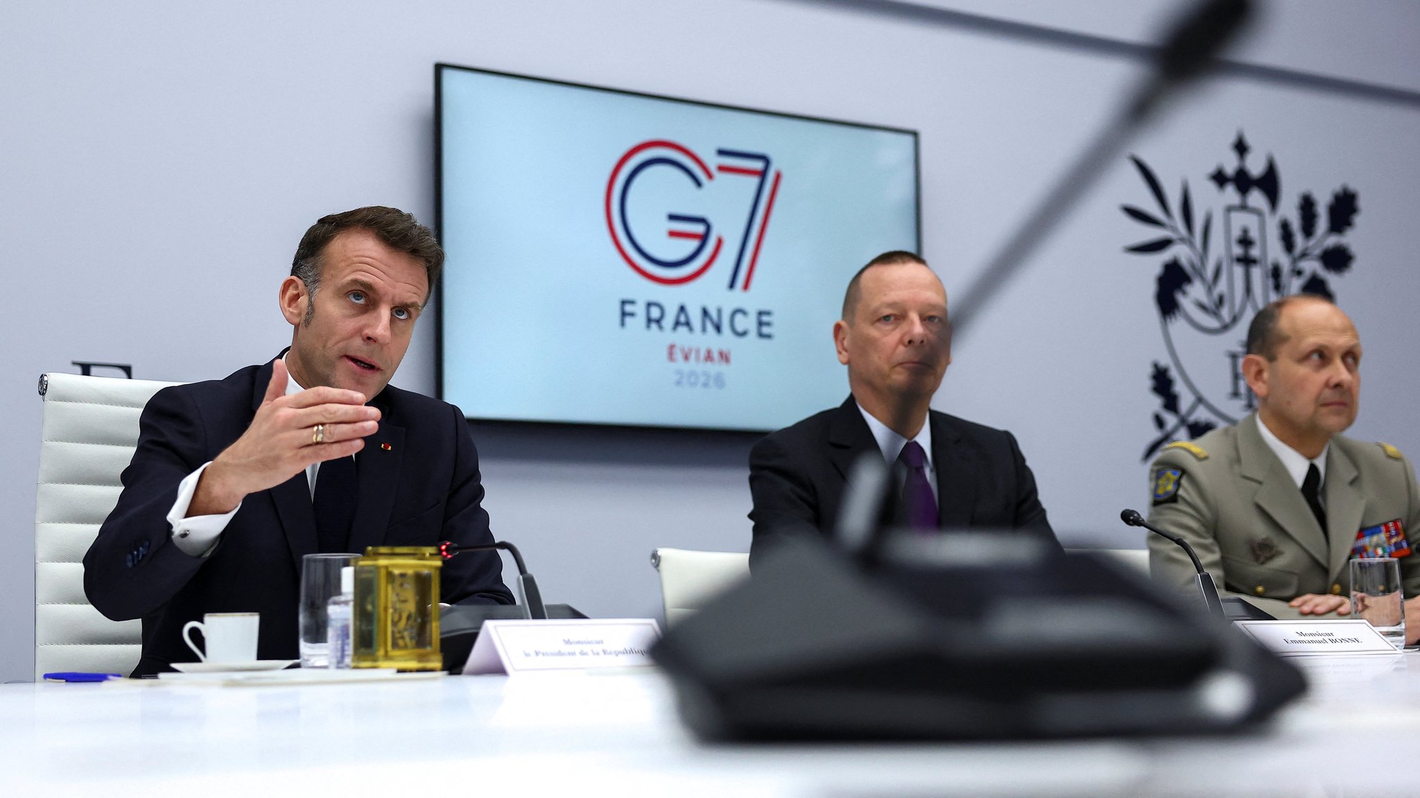 Trotz der stark gestiegenen Energiepreise haben die G7-Staaten eine Lockerung der Sanktionen gegen Russland wegen dessen Angriffskrieges in der Ukraine ausgeschlossen. Das teilte Frankreichs Präsident Macron mit.