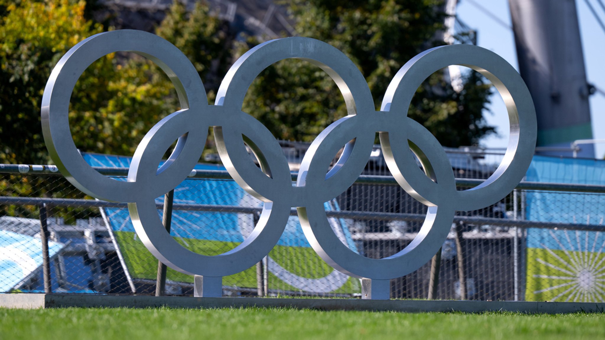 Die olympischen Ringe stehen im Olympiapark in München. | Bild: dpa-Bildfunk/Sven Hoppe Die olympischen Ringe stehen im Olympiapark in München.