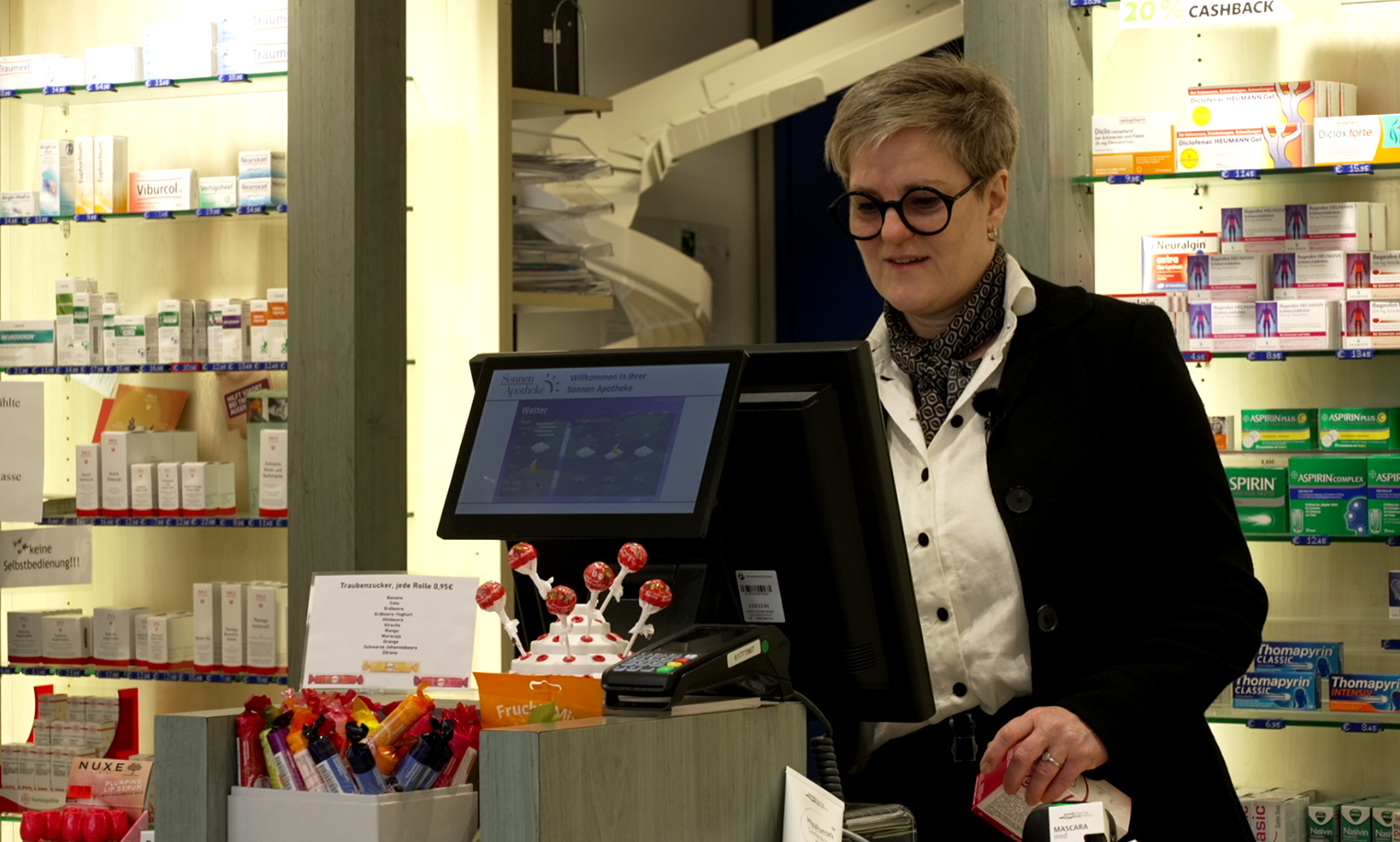 Apothekerin Marion Flügel in ihrer Apotheke im unterfränkischen Schwarzach.