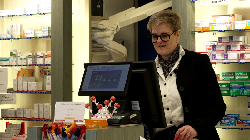 Apothekerin Marion Flügel in ihrer Apotheke im unterfränkischen Schwarzach. | Bild: BR/Valentin Beige Apothekerin Marion Flügel in ihrer Apotheke im unterfränkischen Schwarzach.
