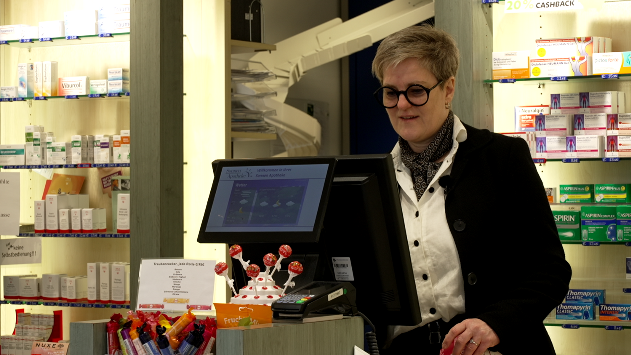 Apothekerin Marion Flügel in ihrer Apotheke im unterfränkischen Schwarzach. | Bild: BR/Valentin Beige Apothekerin Marion Flügel in ihrer Apotheke im unterfränkischen Schwarzach.