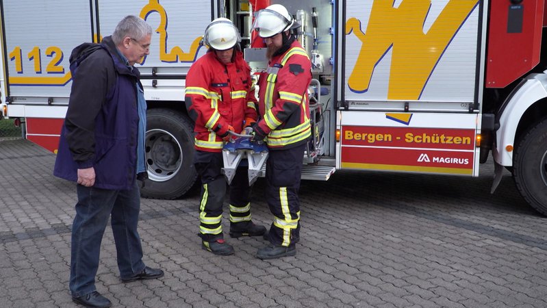 Detlev Reith (links) erklärt seinen Feuerwehr-Kollegen den Einsatz der Rettungsschere. | Bild: BR/Ralph Wege Detlev Reith (links) erklärt seinen Feuerwehr-Kollegen den Einsatz der Rettungsschere.