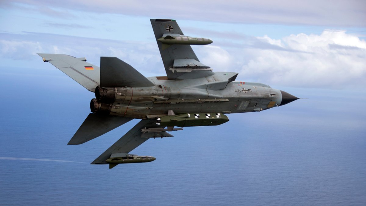 Die von der Bundeswehr herausgegebene Aufnahme zeigt einen Kampfjet Tornado IDS ASSTA 3.0, bestückt mit dem Lenkflugkörper Taurus, der im Rahmen der Übung "Two Oceans" über See fliegt.
