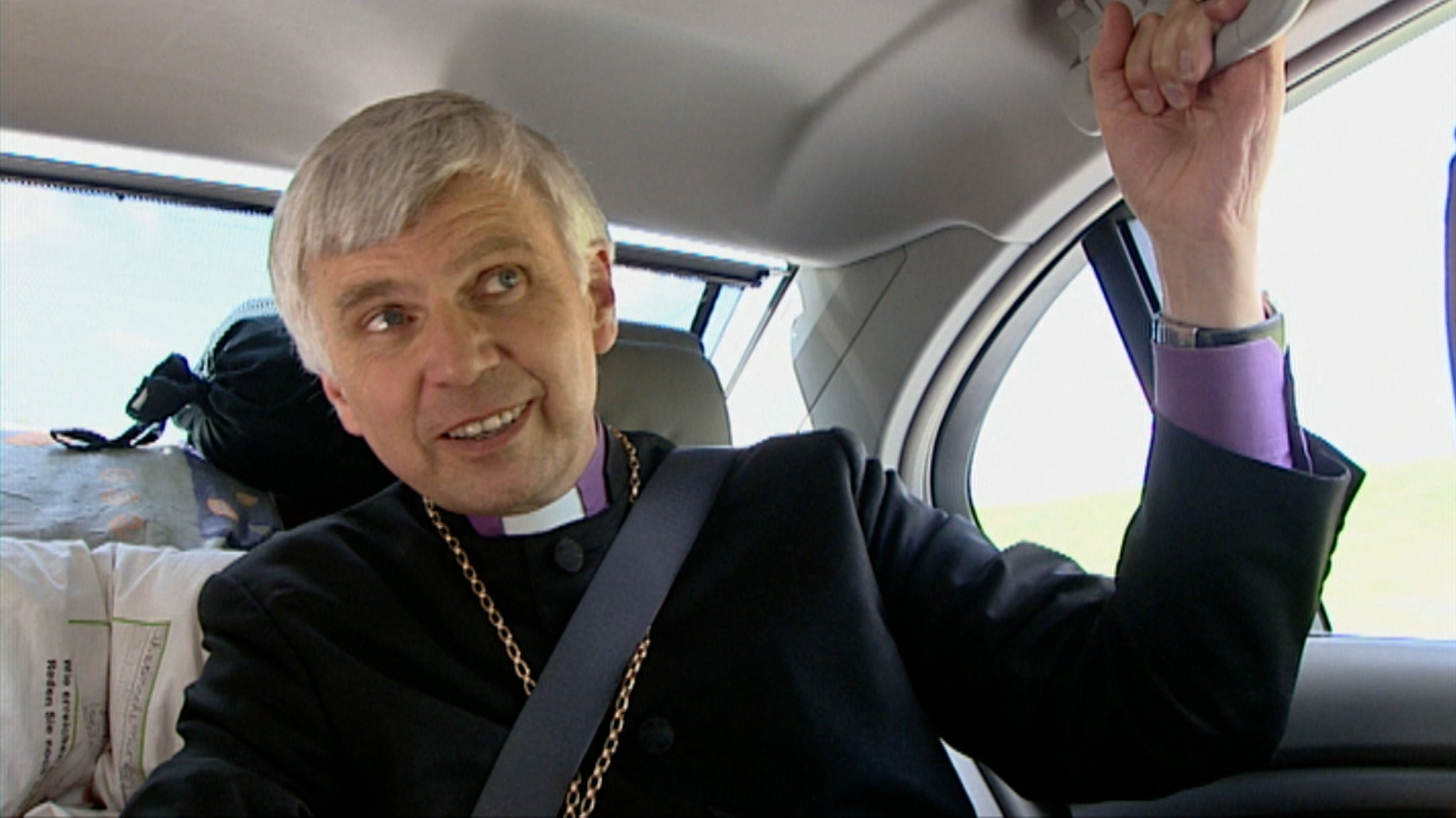 Johannes Friedrich in einem Auto.