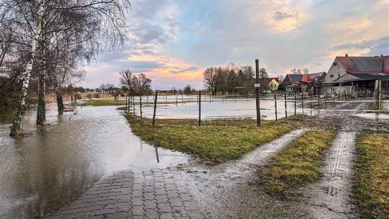 Hochwasser lässt Flüsse über die Ufer treten: Meldestufe 2 überschritten, zum Beispiel in Veitsbronn (Lkr. Fürth).