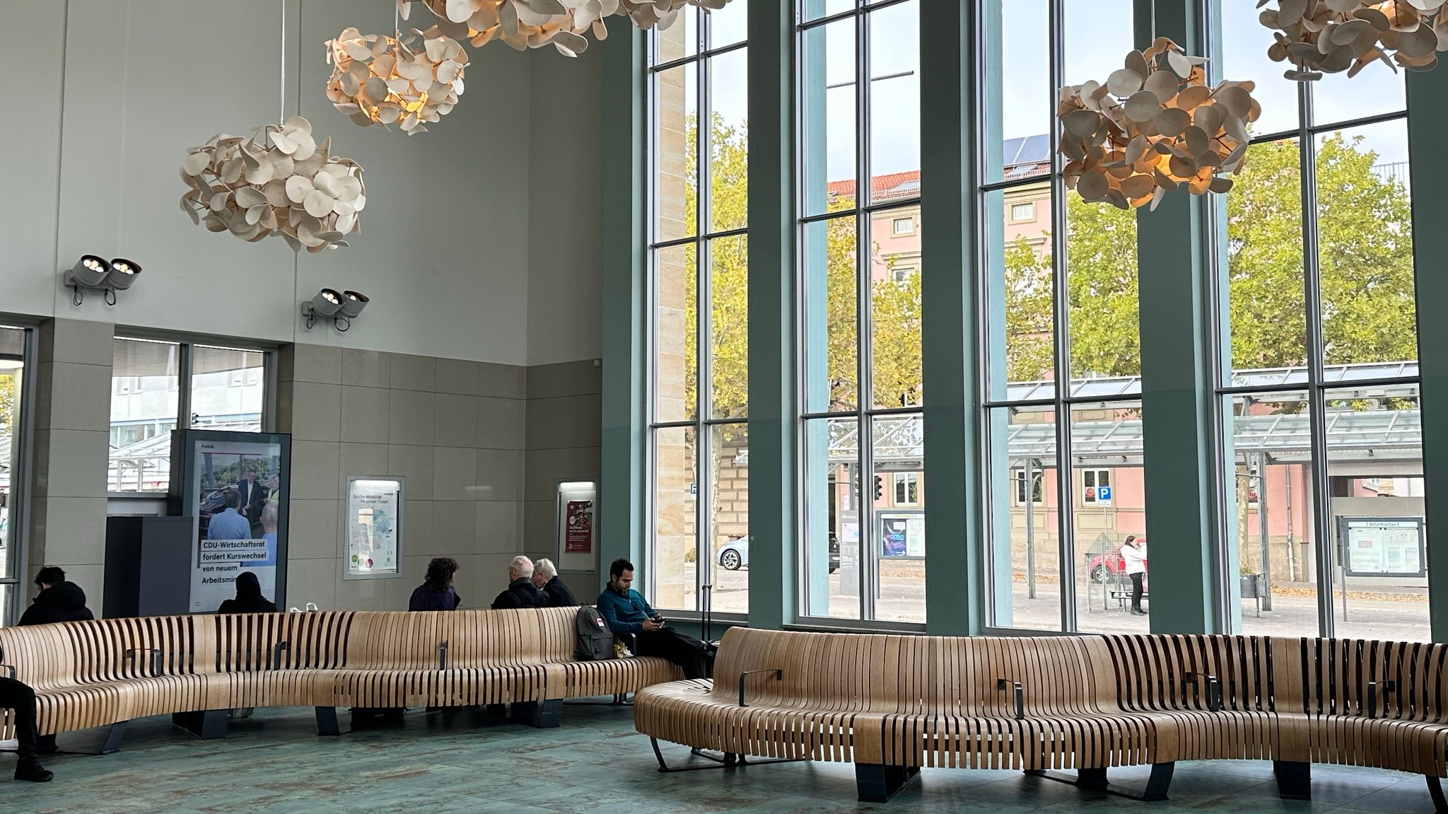 Die Wartehalle des Ansbacher Bahnhofes.