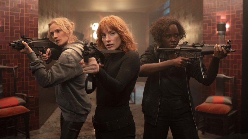 Stehen ihrem männlichen Kollegen James Bond in Nichts nach: Nadine Kruger (l.), Jessica Chastain (m.) und Lupita Nyong’o in "The 355".