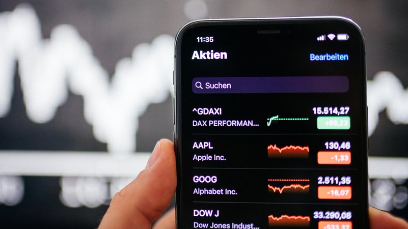 Ein Handy mit Aktien-App. | Bild: BR/Julia Müller Ein Handy mit Aktien-App.