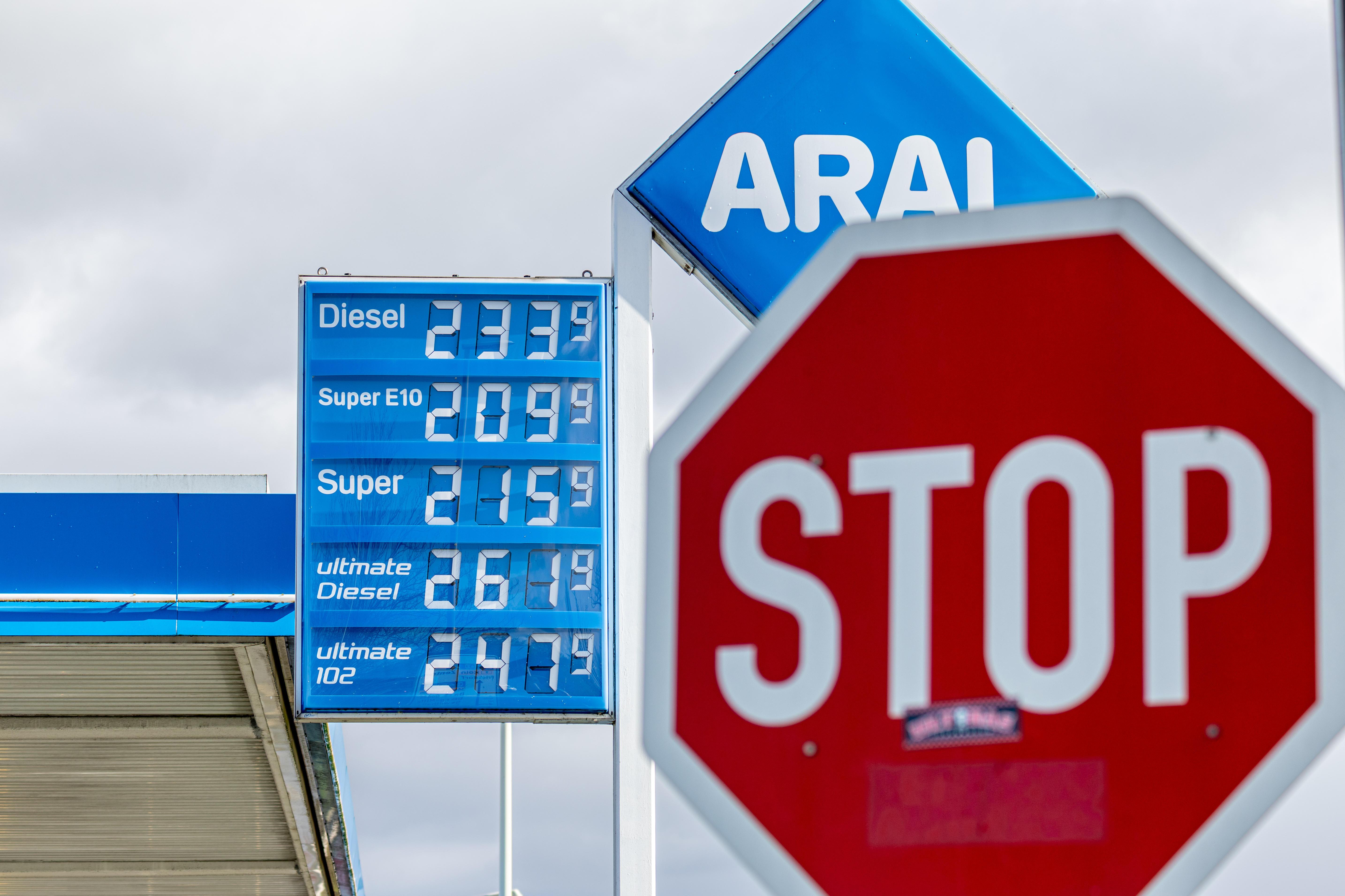 Ab heute dürfen die Spritpreise nur noch einmal am Tag, um 12:00 Uhr mittags, erhöht werden