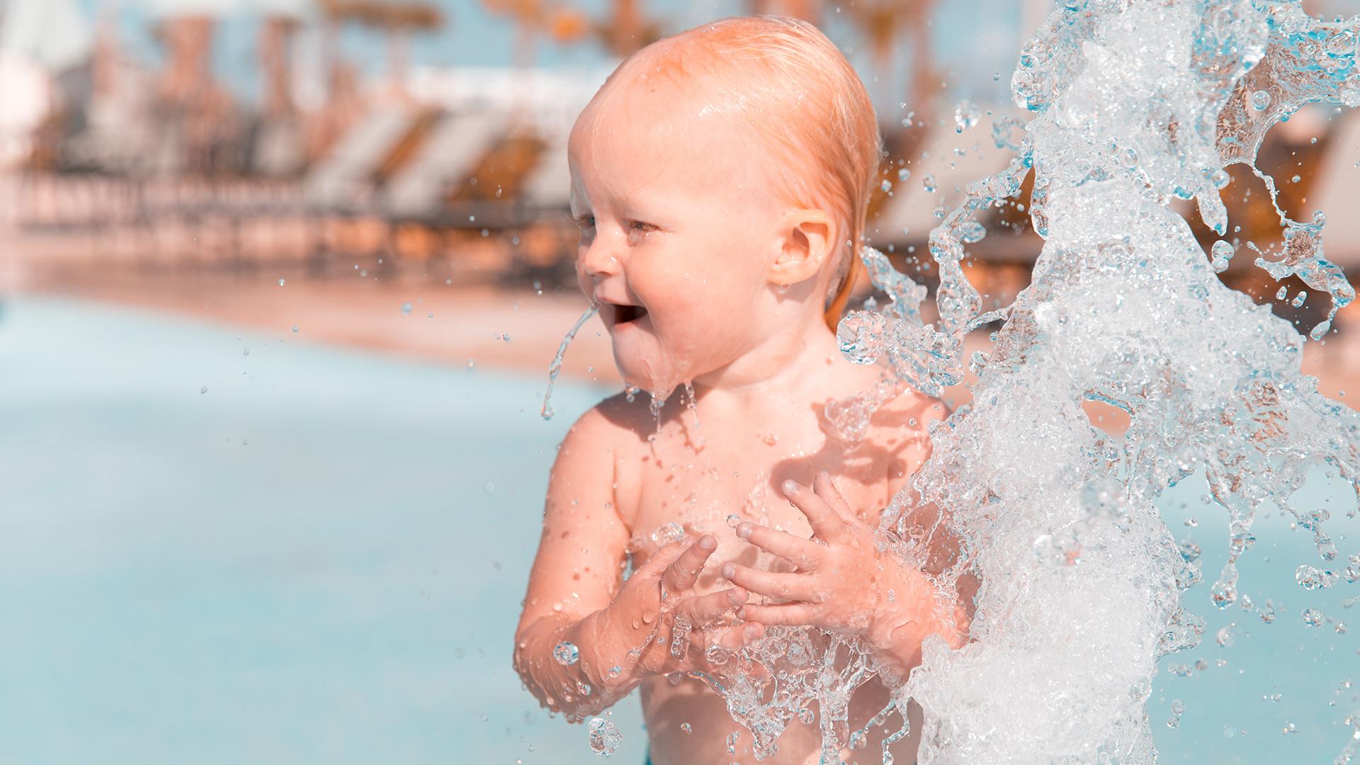 Nackte kinder beim schwimmen