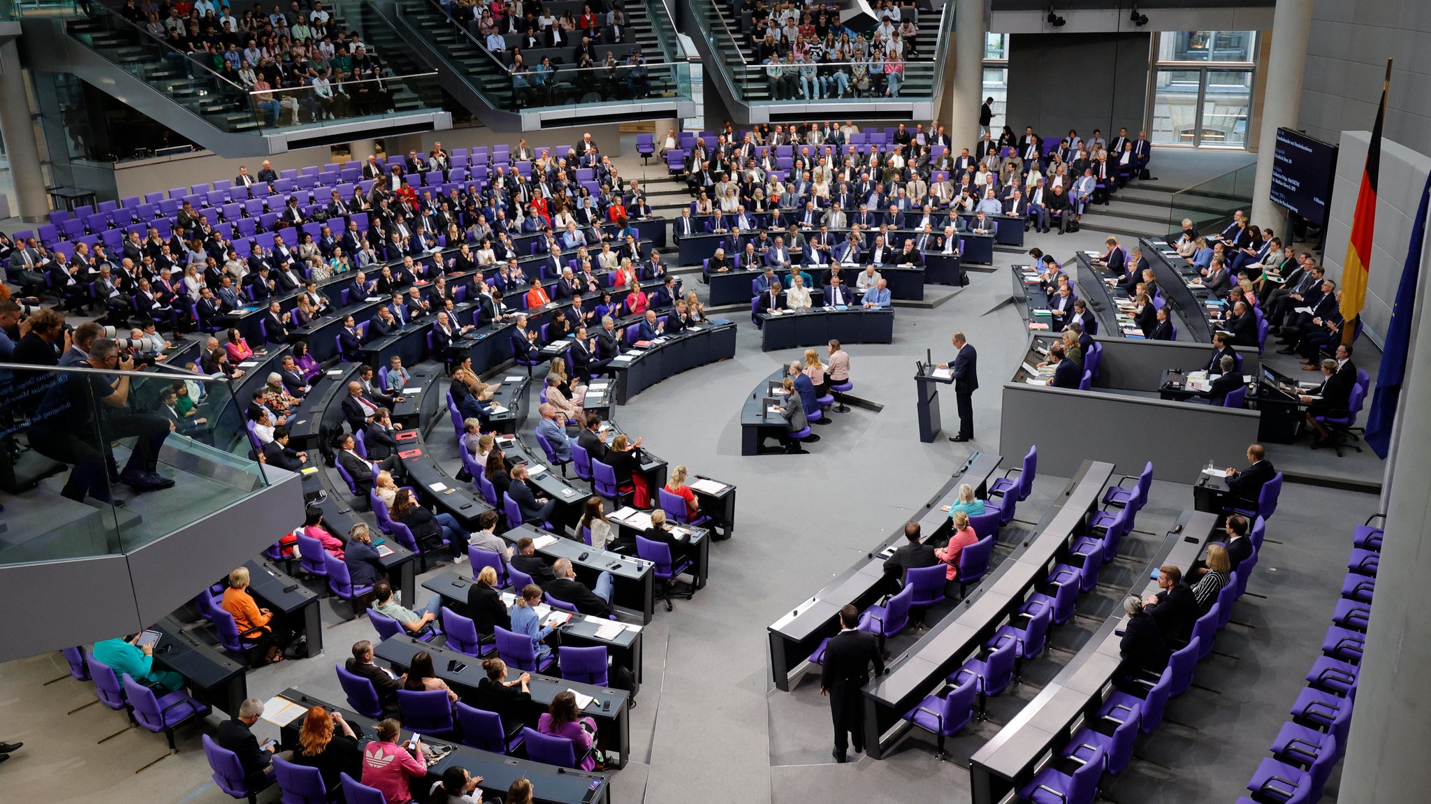 Blick ins Bundestagsplenum am 09.07.2025, am Rednerpult Bundeskanzler Friedrich Merz. | Bild: picture alliance / Metodi Popow | M. Popow Blick ins Bundestagsplenum am 09.07.2025, am Rednerpult Bundeskanzler Friedrich Merz.