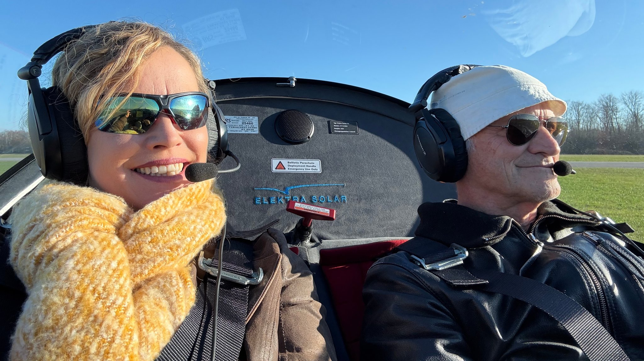 Zwei Piloten in einem Elektroflugzeug