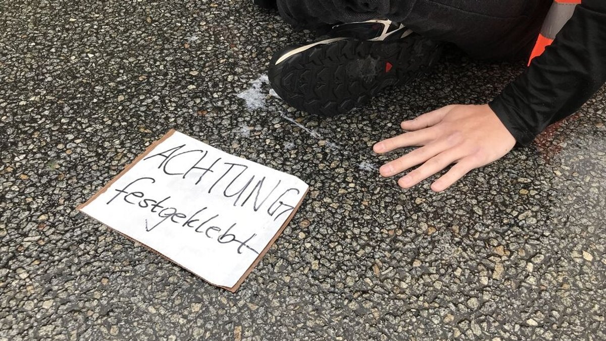 Klima-Protest im März dieses Jahres in Passau: Ein Mann hat sich auf die Straße geklebt