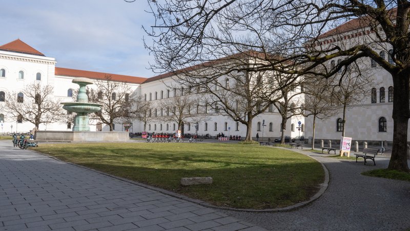 An diesem Platz war das Camp bisher: Der Professor-Huber-Platz vor der Münchner Uni ohne Protestcamp. (Archivbild) | Bild: picture alliance / SZ Photo | Catherina Hess An diesem Platz war das Camp bisher: Der Professor-Huber-Platz vor der Münchner Uni ohne Protestcamp. (Archivbild)