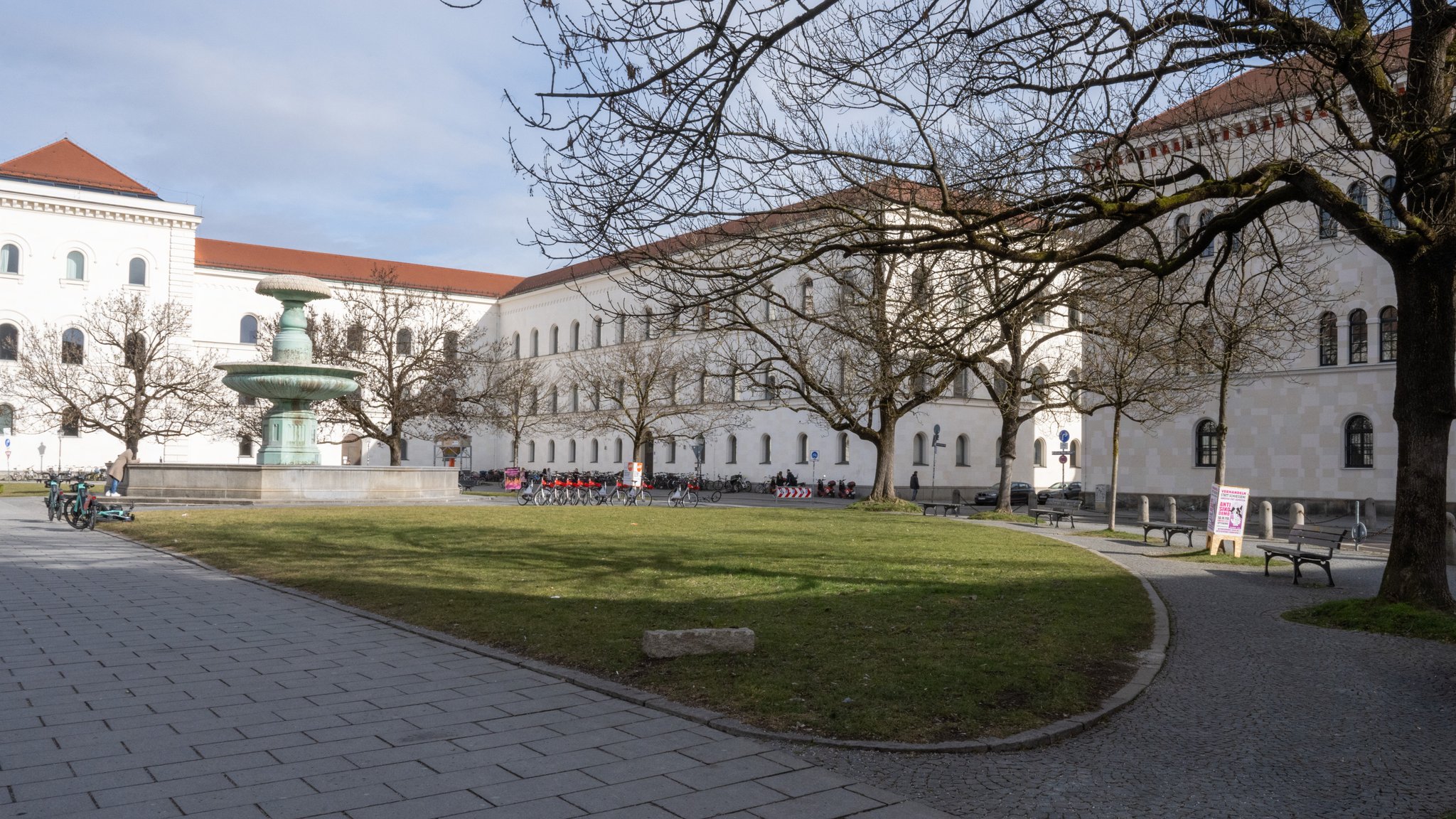 An diesem Platz war das Camp bisher: Der Professor-Huber-Platz vor der Münchner Uni ohne Protestcamp. (Archivbild)