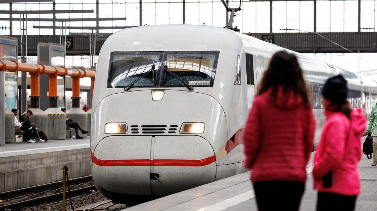 München: Ein ICE der Deutschen Bahn fährt in den Hauptbahnhof ein.