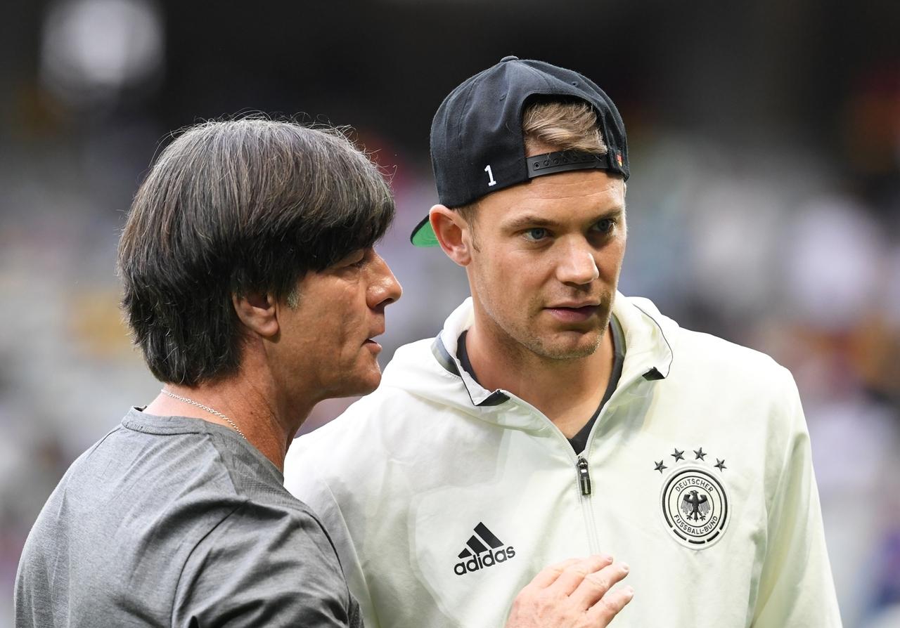 Bundestrainer Joachim Löw und Manuel Neuer | Bild: picture-alliance/dpa Bundestrainer Joachim Löw und Manuel Neuer