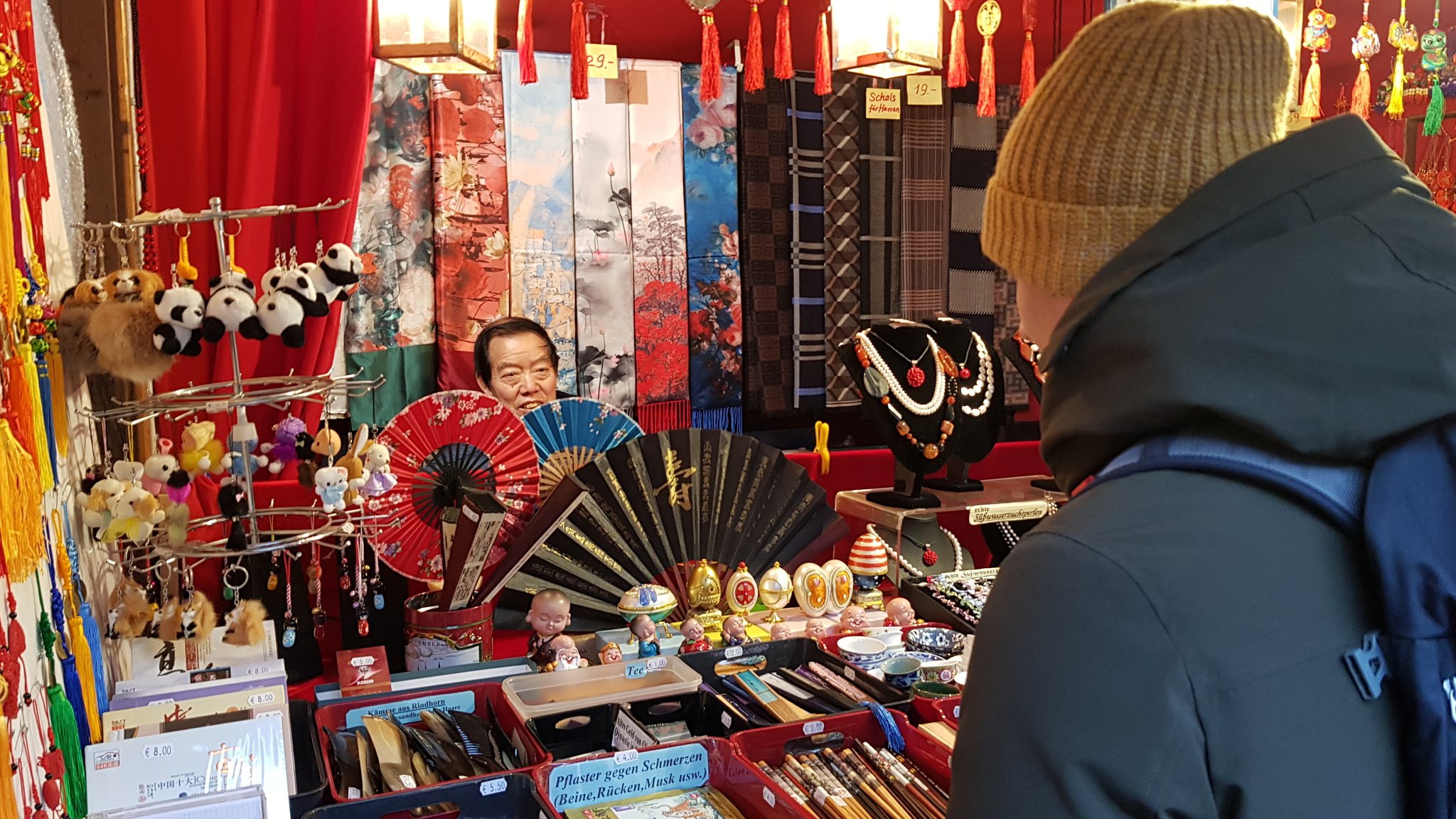 Ein Stand auf dem Markt der Partnerstädte neben dem Nürnberger Christkindlesmarkt