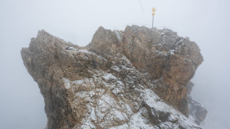 ARCHIV: Nebelwolken um die Zugspitze (2962 Meter).