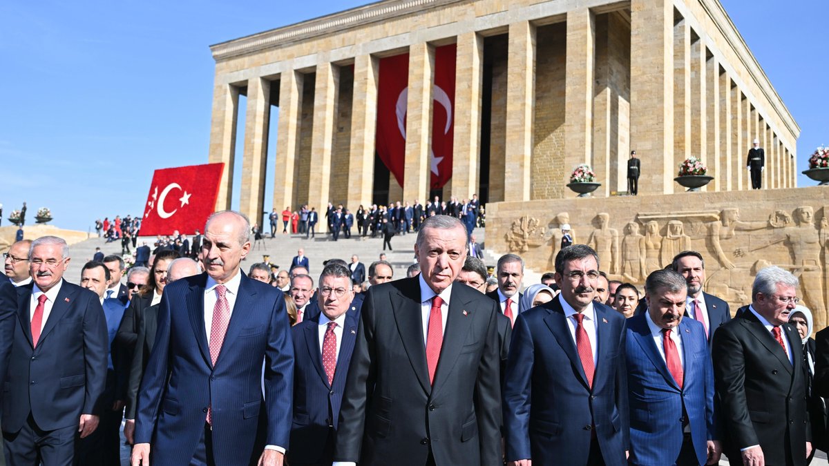 Erdoğan bei der Kranzniederlegung am Mausoleum Atatürks in Ankara  
