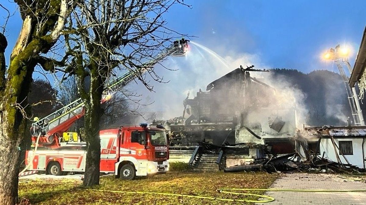 Im oberbayerischen Reit im Winkl ist ein früherer Gasthof in Brand geraten. Das Gebäude wird als Asylbewerberwohnheim genutzt. 
