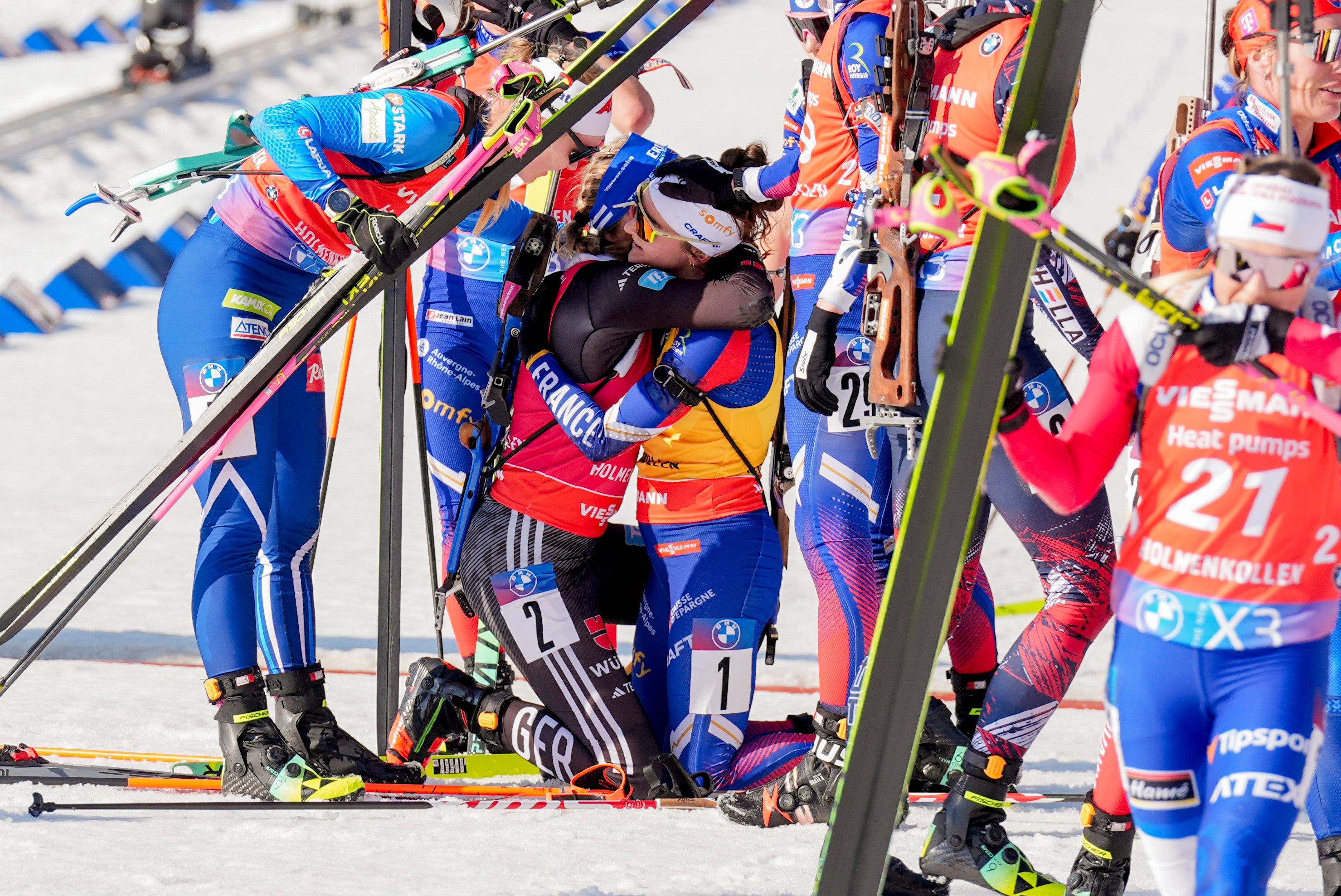 23.03.2025, Norwegen, Oslo: Biathlon, Weltcup, Massenstart, 12,5 km, Frauen: Siegerin Franziska Preuß aus Deutschland umarmt die drittplatzierte Lou Jeanmonnot aus Frankreich. Foto: Terje Pedersen/NTB/dpa +++ dpa-Bildfunk +++