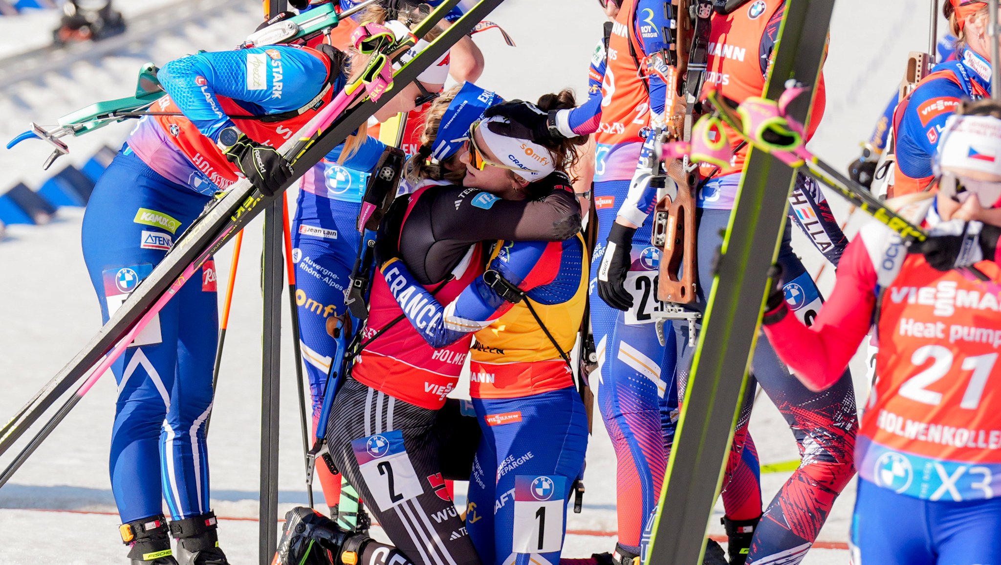 23.03.2025, Norwegen, Oslo: Biathlon, Weltcup, Massenstart, 12,5 km, Frauen: Siegerin Franziska Preuß aus Deutschland umarmt die drittplatzierte Lou Jeanmonnot aus Frankreich. Foto: Terje Pedersen/NTB/dpa +++ dpa-Bildfunk +++