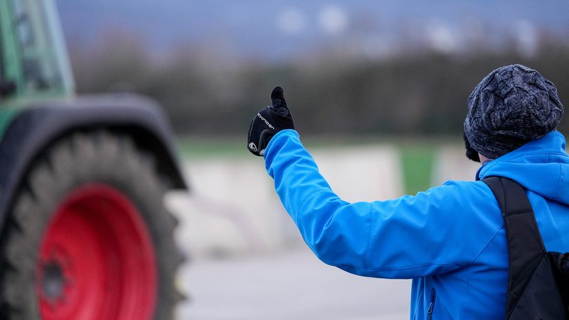 Ein Passant hebt den Daumen und solidarisiert sich mit Teilnehmern einer Bauern-Demo (Symbolbild) | Bild: picture-alliance/foto2press | Oliver Zimmermann Ein Passant hebt den Daumen und solidarisiert sich mit Teilnehmern einer Bauern-Demo (Symbolbild)