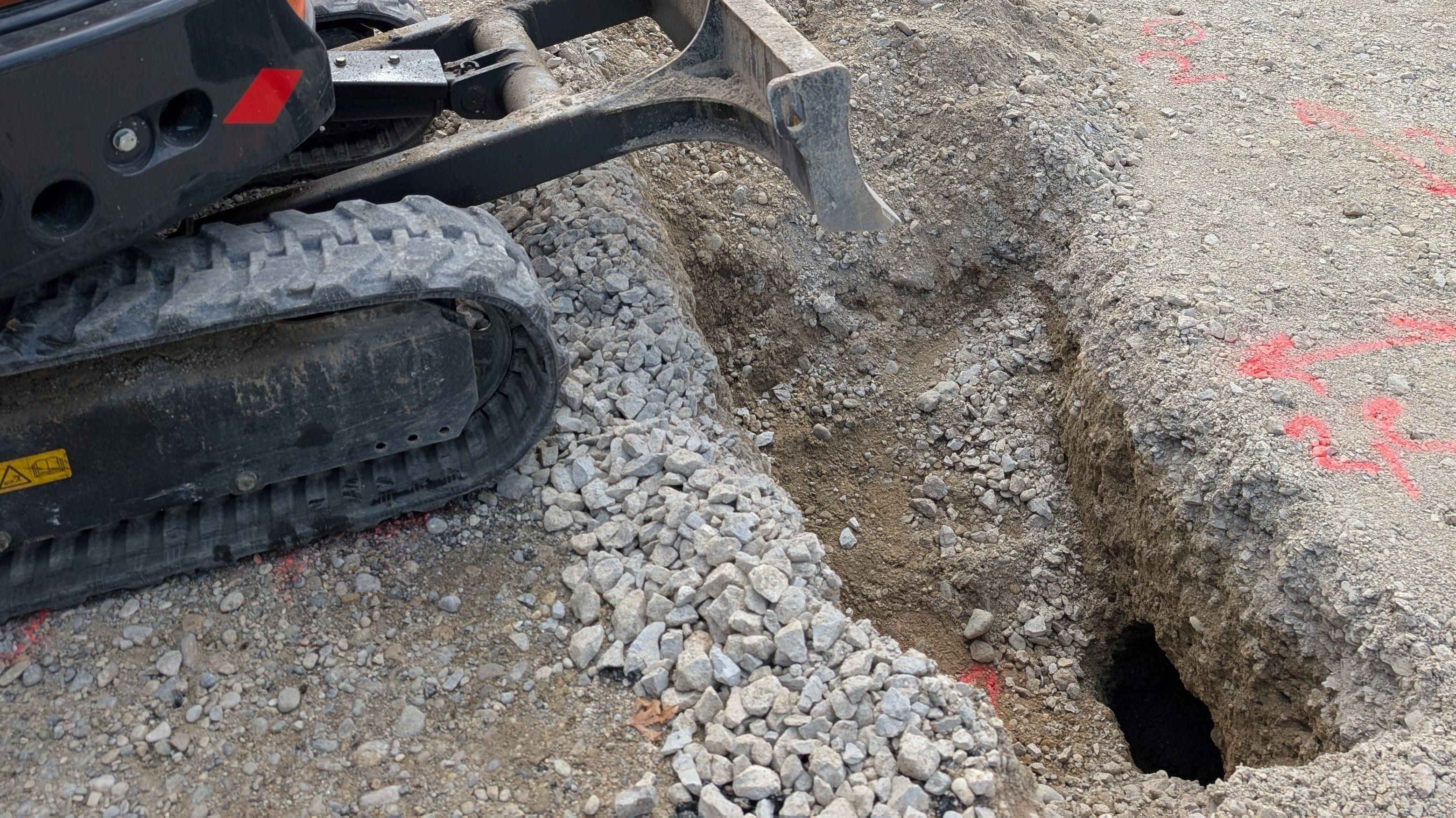 Loch in Laim: Unter der Münchner Verkehrsader Fürstenrieder Straße sind bei Trambahn-Bauarbeiten Hohlräume aufgetaucht.