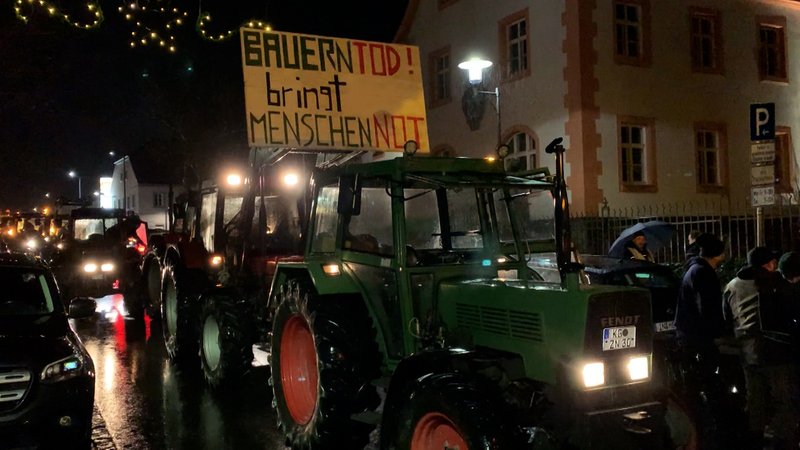 Landwirte auf Traktoren demonstrieren gegen die Agrarpolitik des Bundes.