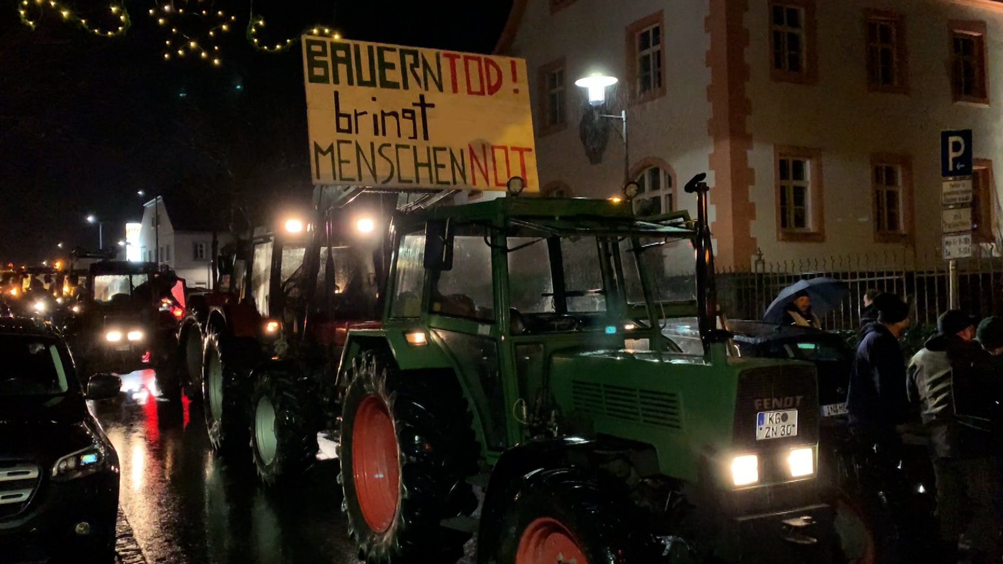 Landwirte auf Traktoren demonstrieren gegen die Agrarpolitik des Bundes.