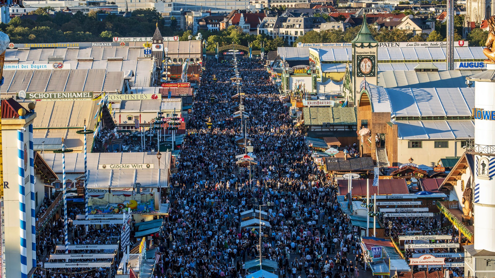 Die großen Wiesnzelte auf dem Münchner Oktoberfest in der Wirtsbudenstraße