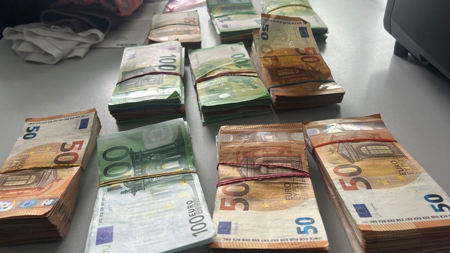 Geldscheinbündel 50- und 100 Euro-Scheine