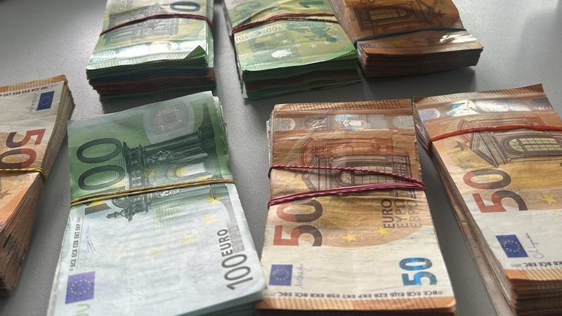 Geldscheinbündel 50- und 100 Euro-Scheine | Bild: Polizeipräsidium Niederbayern Geldscheinbündel 50- und 100 Euro-Scheine