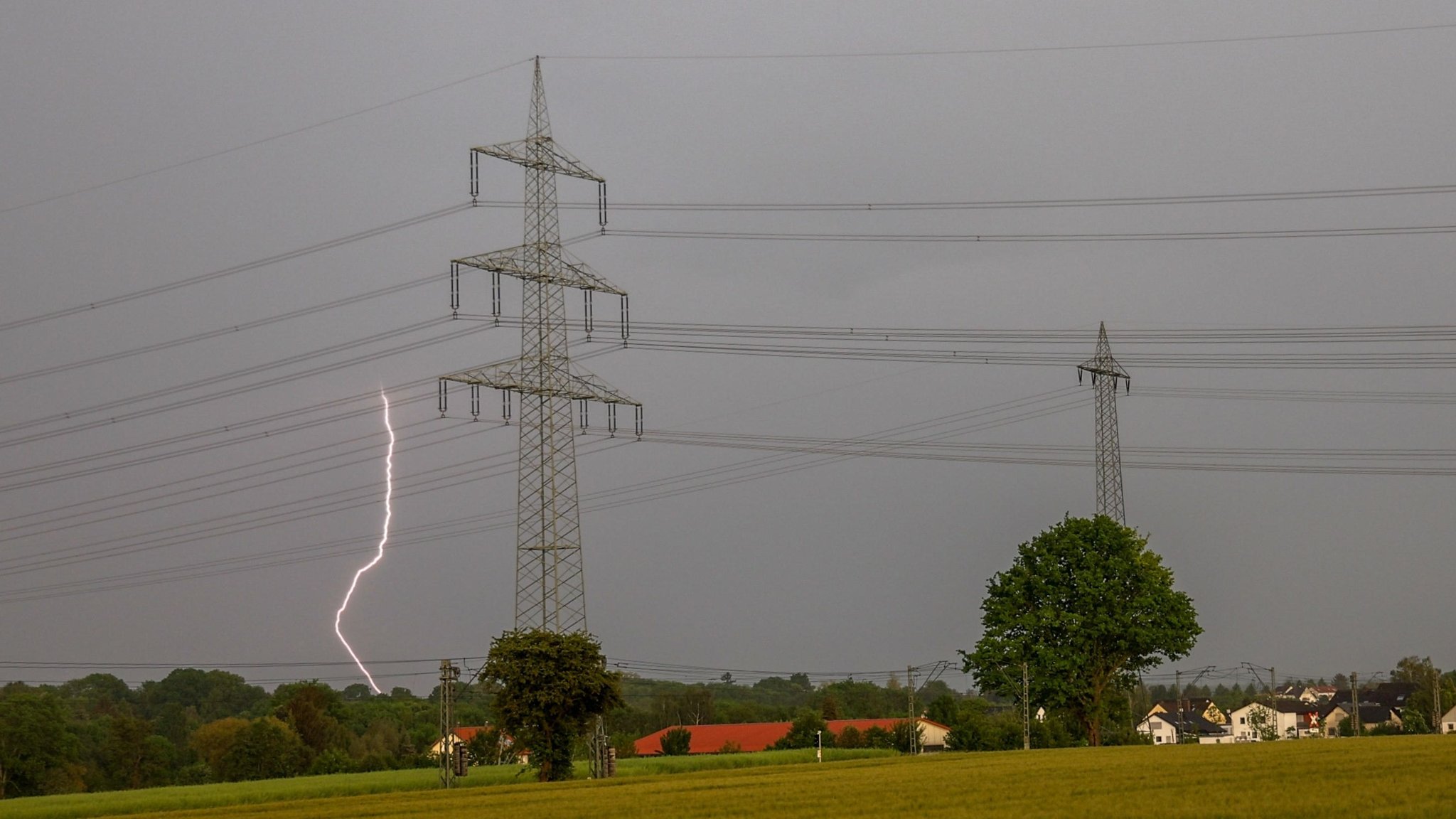 Aufziehendes Gewitter mit Blitzschlag (Symbolbild)