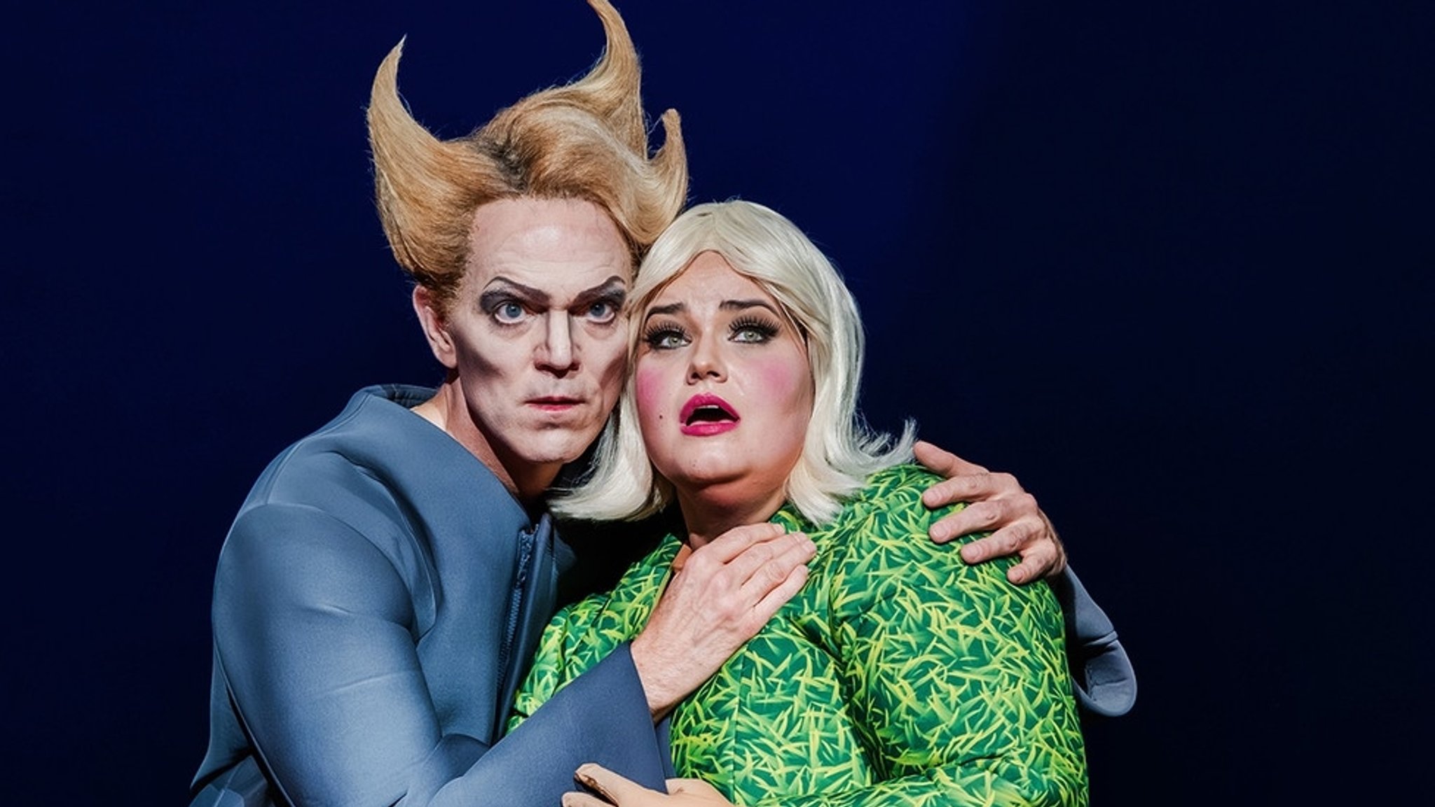 Szenenbild aus "Orpheus in der Unterwelt": Pluto (Björn Christian Kuhn), Eurydike (Friederike Meinke)