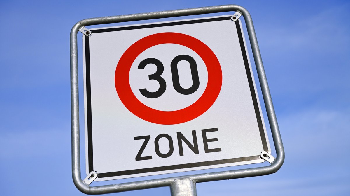 Verkehrsschild weist auf eine Tempo-30-Zone hin