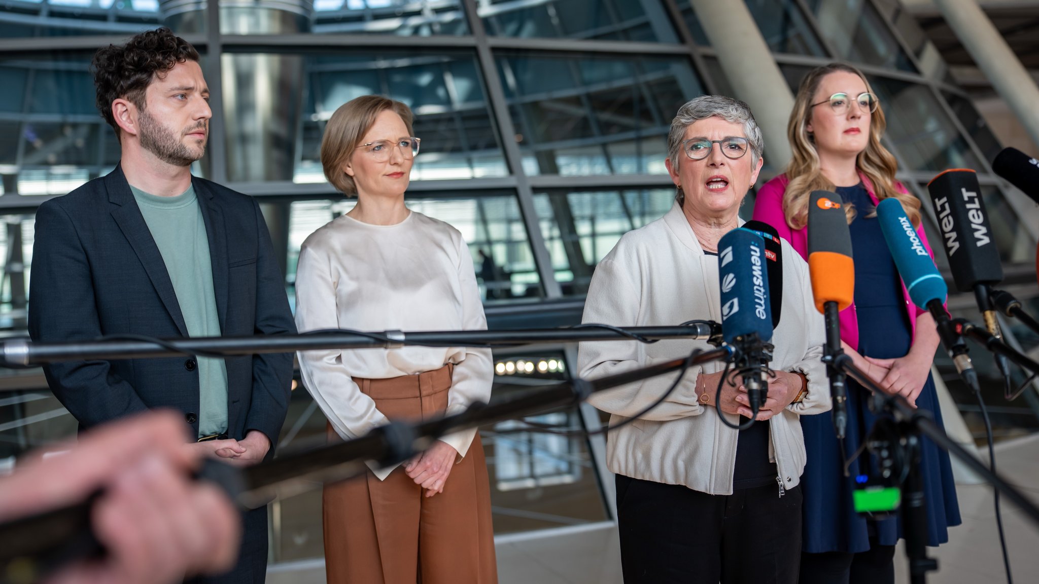 Felix Banaszak, Bundesvorsitzender von Bündnis90/Die Grünen, (l-r) Franziska Brantner, Bundesvorsitzende von Bündnis90/Die Grünen, Britta Haßelmann Bundestags Fraktionsvorsitzende von Bündnis 90/Die Grünen und Katharina Dröge, Bundestags Fraktionsvorsitzende von Bündnis 90/Die Grünen sprechen vor Beginn der Fraktionssitzungen im Bundestag. Bei einer geplanten Sondersitzung im Bundestag sollen weitreichende Grundgesetzänderungen beschlossen werden.