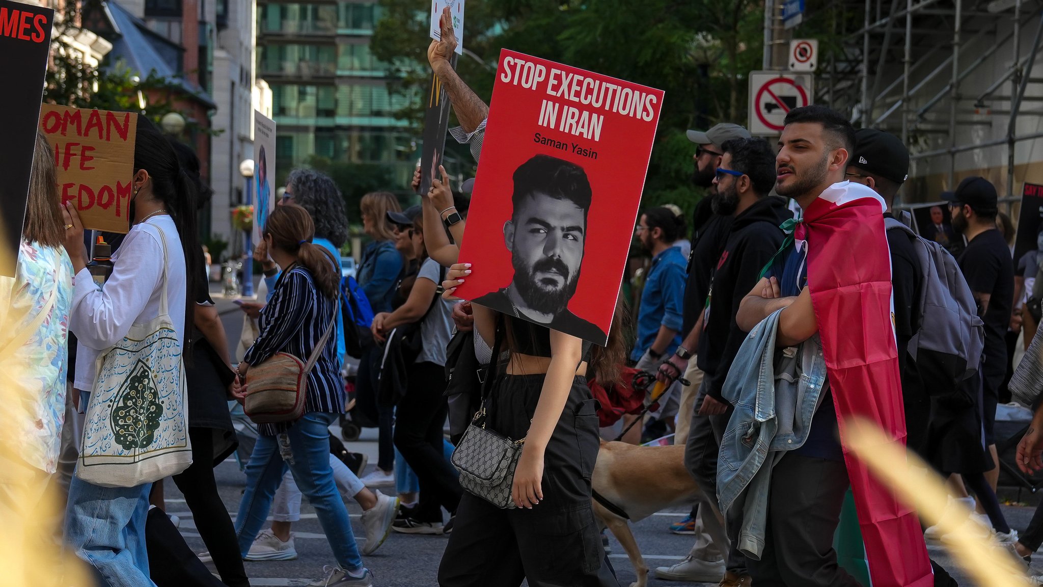 Nach weltweiten Protesten frei: Aktivisten erinnern an Saman Yasin auf einer Demo am 16.09.2023 in Toronto, Kanada. (ARCHIVBILD)