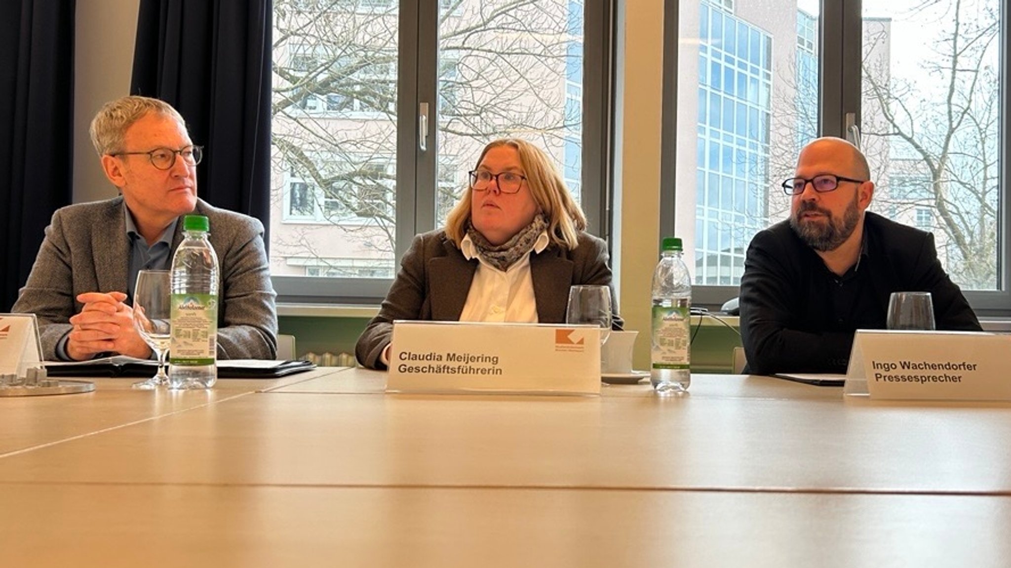 Studierendenwerk im Pressegespräch (von links) : Abteilungsleiter Wohnen Alexander Uehlein, Geschäftsführerin Claudia Meijering, Pressesprecher Ingo Wachendorfer.