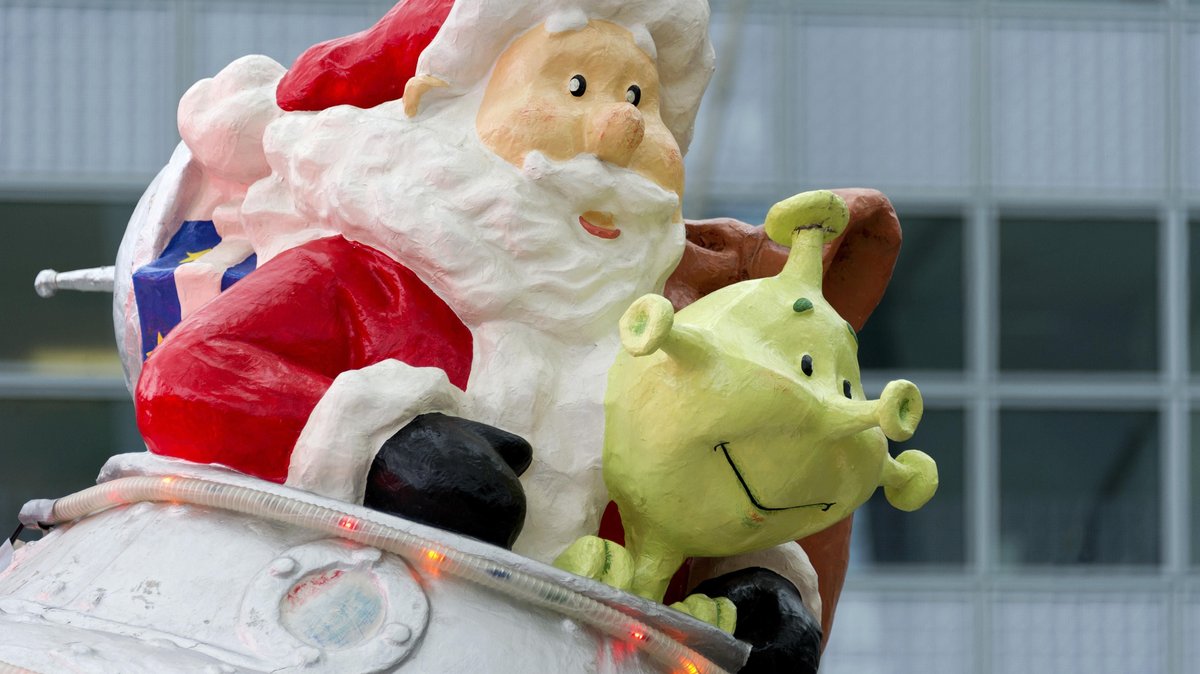 Weihnachtsmann mit außerirdischem grünen Männchen und fliegender Untertasse auf dem Weihnachtsmarkt am Münchner Flughafen (Archivbild).