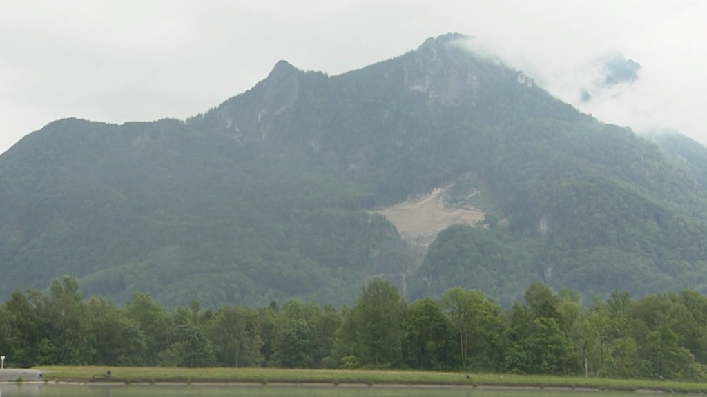 Ein Steinbruch ist deutlich im sonst dicht bewaldeten Westhang des Heubergs zu erkennen. 
