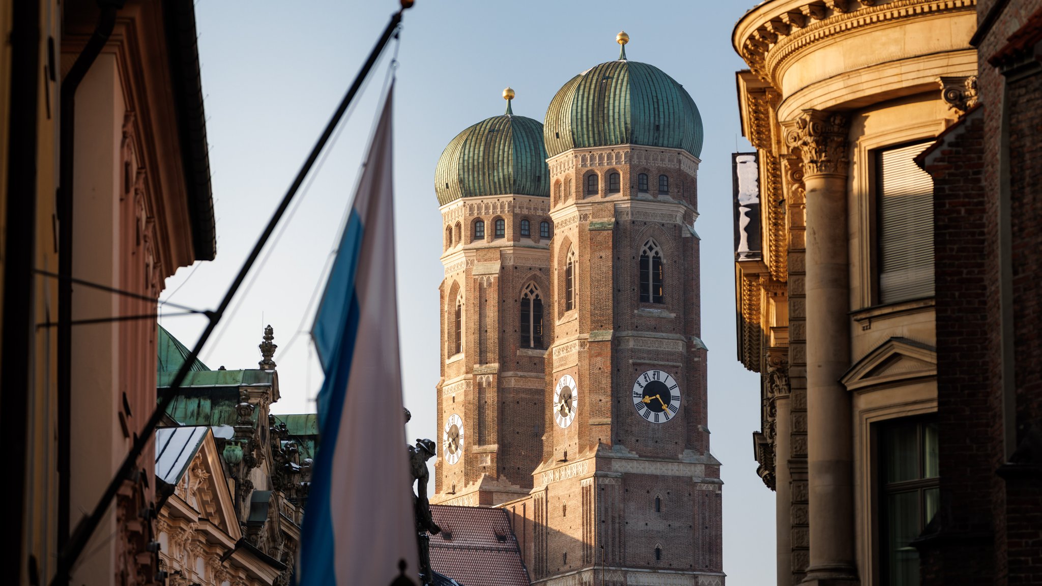 Die Türme der Frauenkirche, offiziell der Dom zu Unserer Lieben Frau.