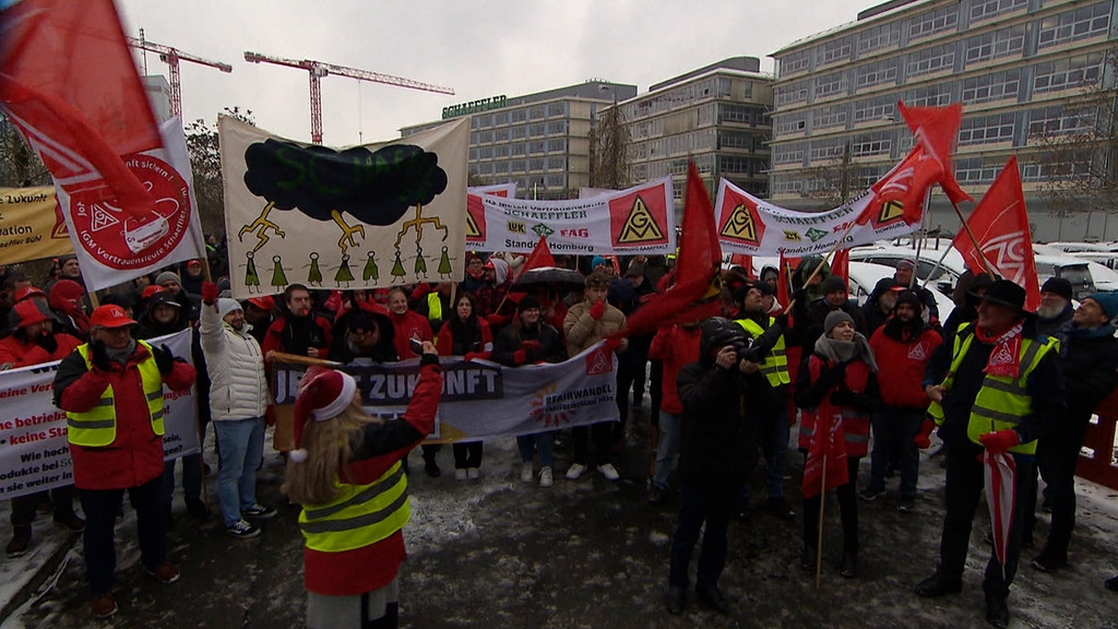 Hunderte Schaeffler-Beschäftigte protestieren gegen Stellenabbau