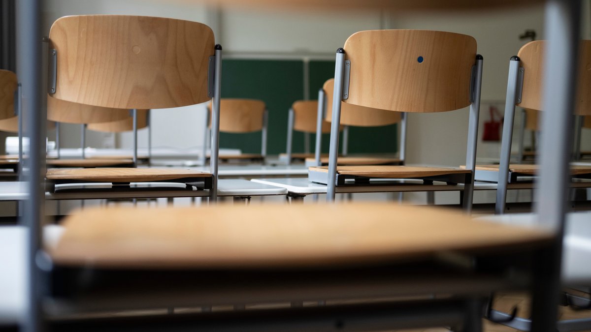 BR-Umfrage zu antidemokratischen Vorfällen an bayerischen Schulen. | Bild: dpa-Bildfunk/Marijan Murat BR-Umfrage zu antidemokratischen Vorfällen an bayerischen Schulen.