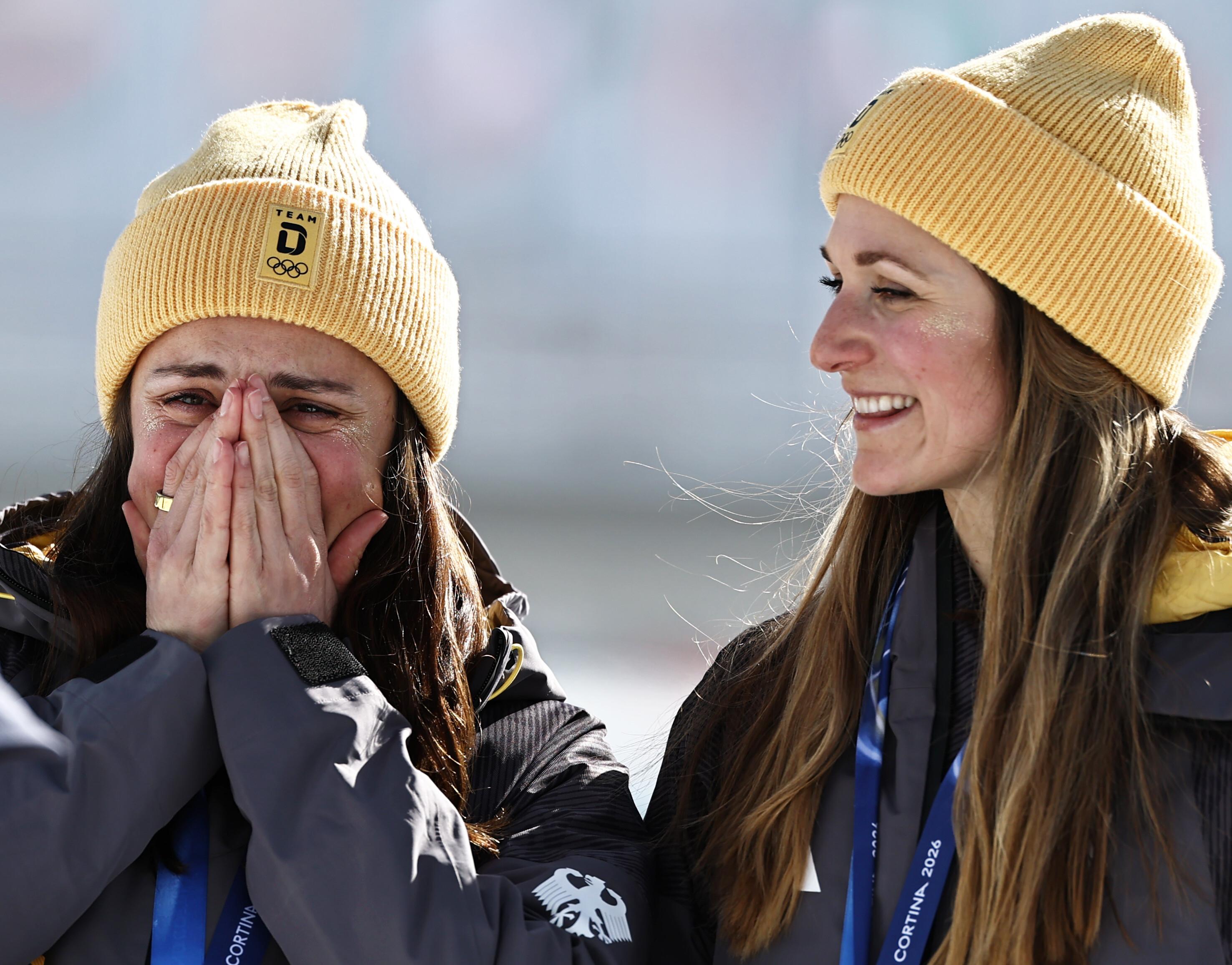 Laura Gimmler (l, Deutschland) und Coletta Rydzek (Deutschland) jubeln im Ziel über den dritten Platz.