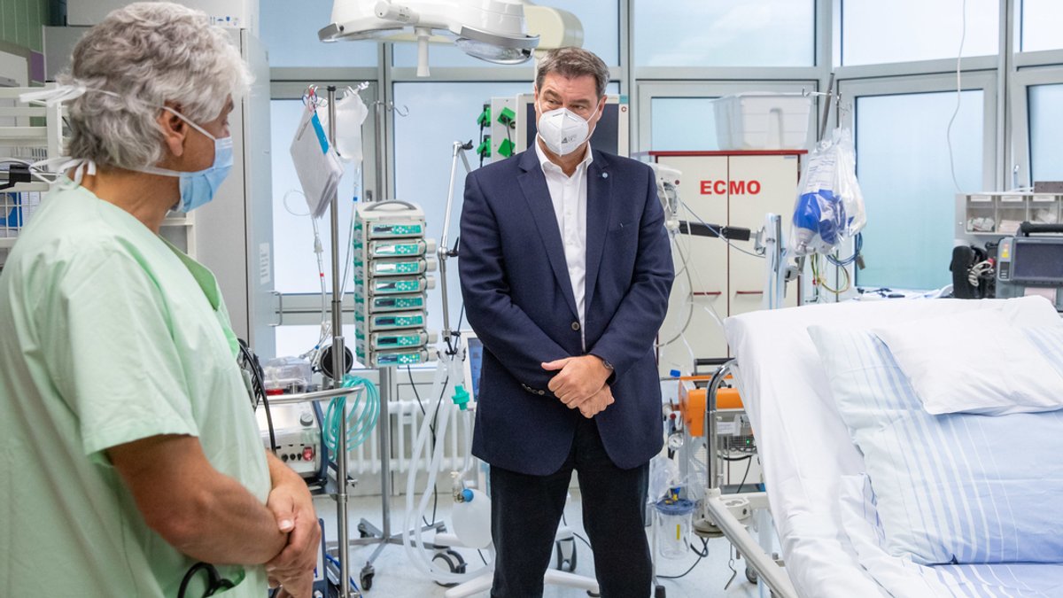 Bayerns Ministerpräsident Markus Söder besichtigt die Intensivstation im Klinikum Nürnberg (Archivbild von 2020)