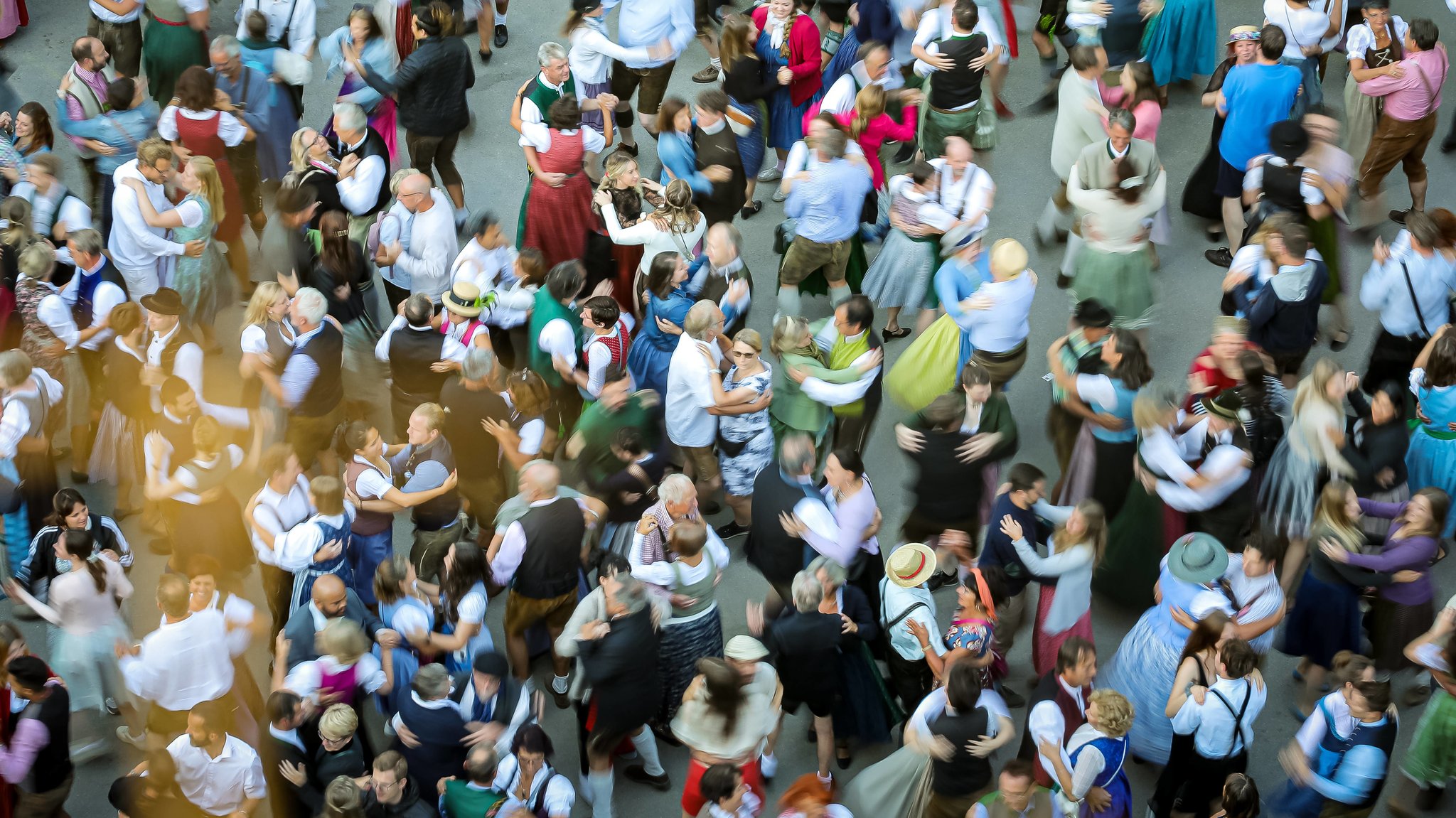 Mehr und mehr Menschen leben in Bayern - und zwar in allen Regierungsbezirken (Foto: Kocherlball im Englischen Garten im Sommer 2022)